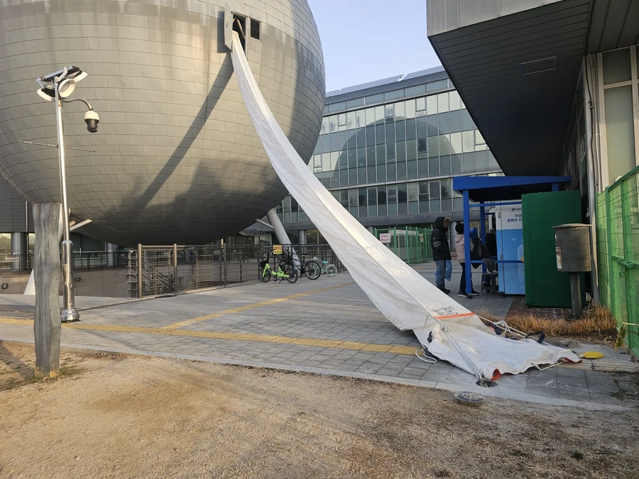 수직구조대 공장설치 — 건물 외벽을 따라 펼쳐진 수직구조대 하강 통로