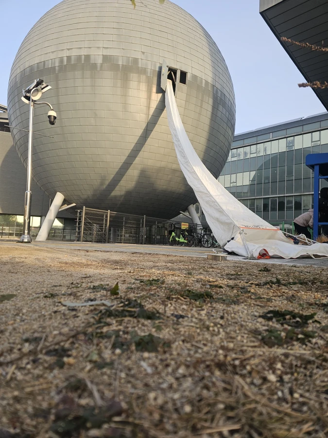 수직구조대 설치사례 현장 사진 — 건물 외벽을 따라 펼쳐진 수직구조대 하강 통로