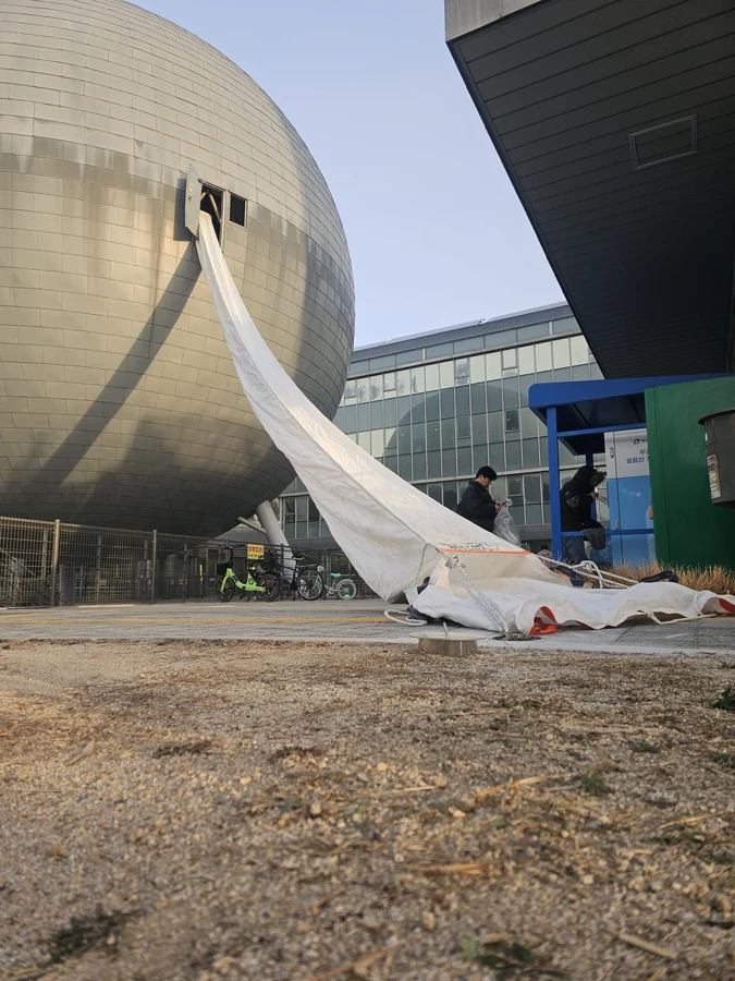 수직구조대 설치사례 현장 사진 — 건물 외벽을 따라 펼쳐진 수직구조대 하강 통로
