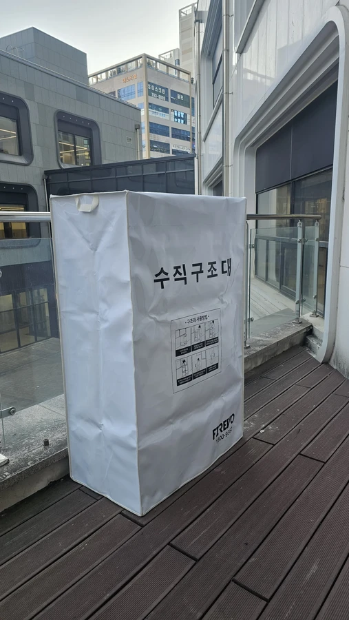 수직구조대 제작 — 벽면에 설치된 수직구조대 수납함 외관