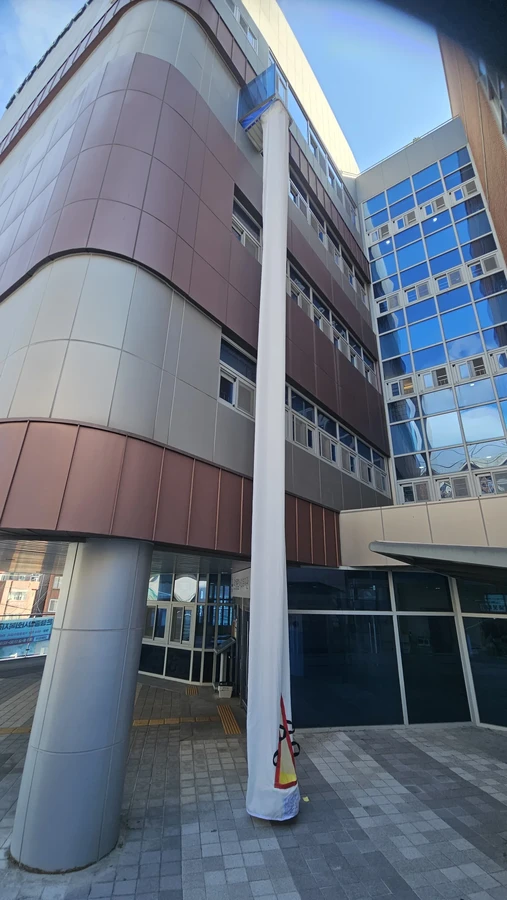 수직구조대 시공사례 현장 사진 — 건물 외벽을 따라 펼쳐진 수직구조대 하강 통로