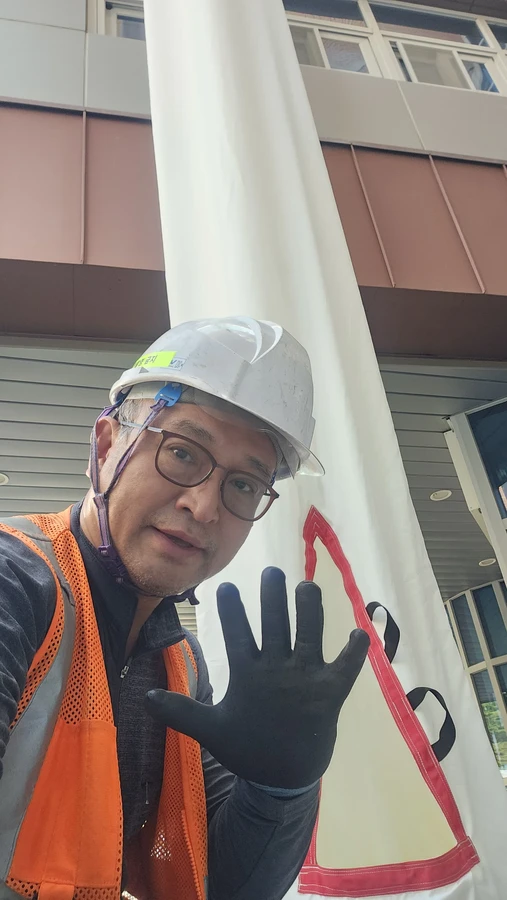 수직구조대 시공사례 현장 사진 — 안전모를 쓴 담당자와 하강 통로