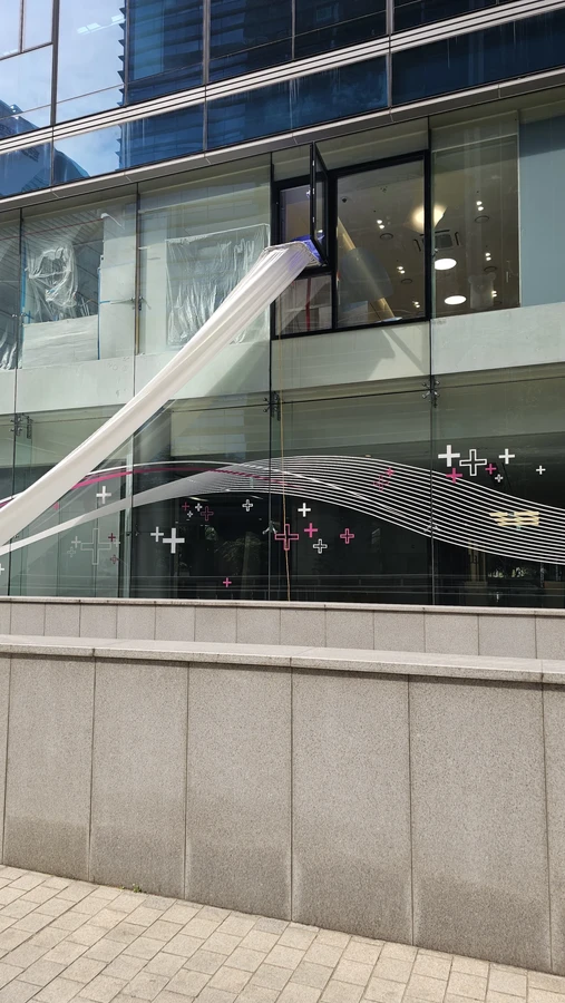 수직구조대 피난기구 비교 — 건물 외벽을 따라 펼쳐진 수직구조대 하강 통로