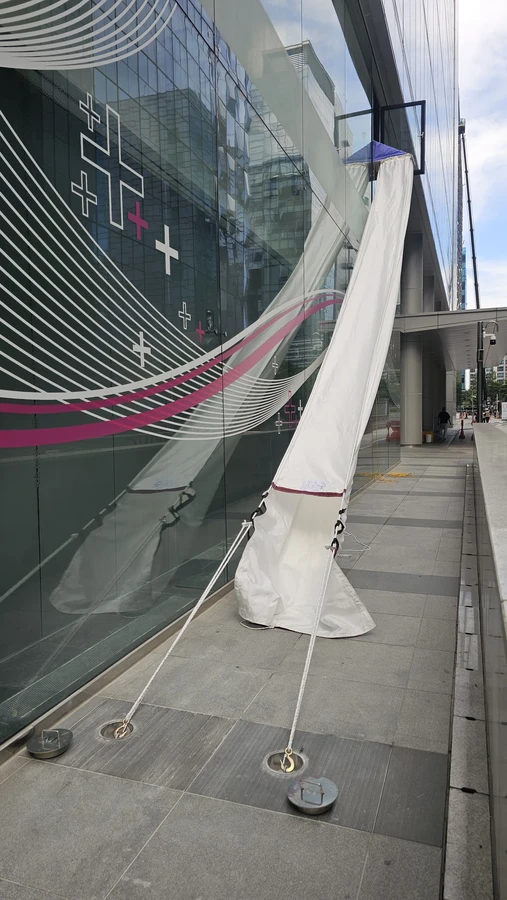 수직구조대 시공사례 현장 사진 — 건물 외벽을 따라 펼쳐진 수직구조대 하강 통로