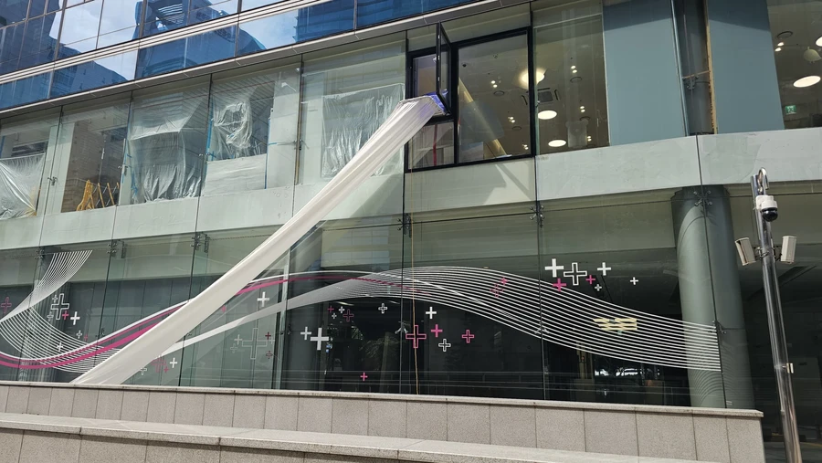 수직구조대 설치방법 — 건물 외벽을 따라 펼쳐진 수직구조대 하강 통로