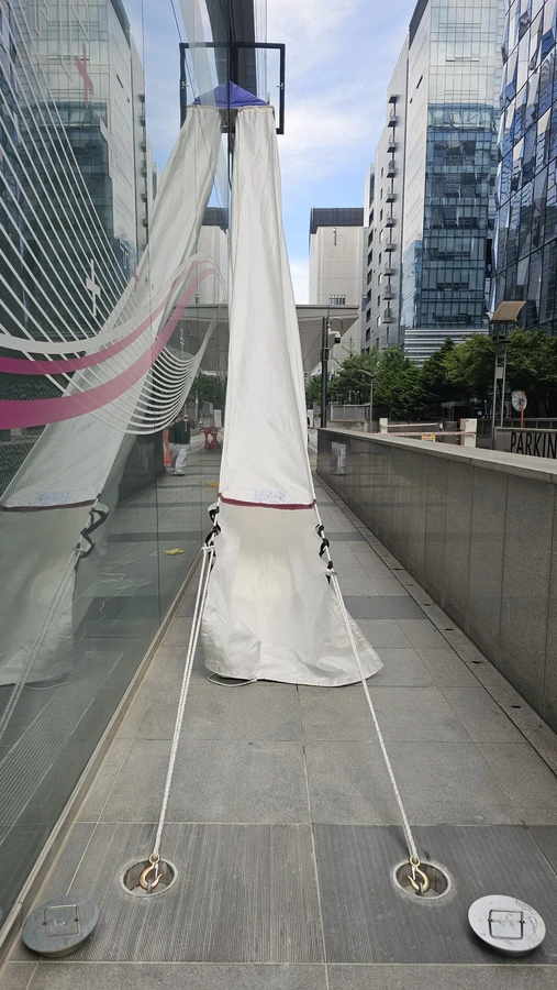 수직구조대 시공사례 현장 사진 — 건물 외벽을 따라 펼쳐진 수직구조대 하강 통로