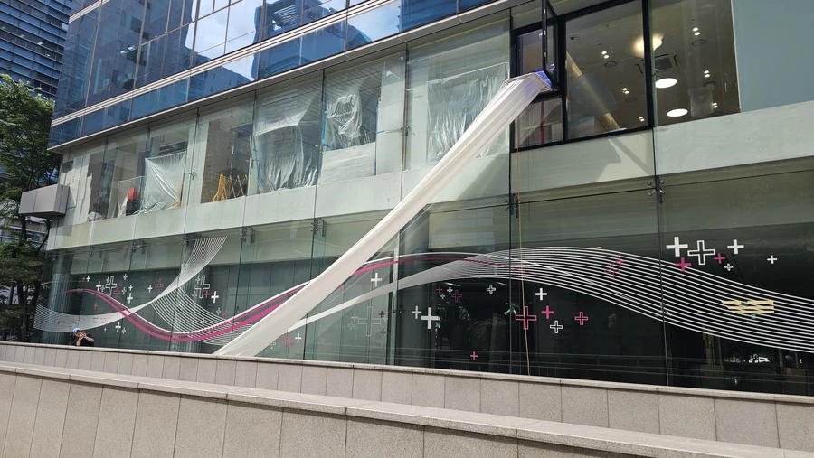 수직구조대 시공사례 현장 사진 — 건물 외벽을 따라 펼쳐진 수직구조대 하강 통로